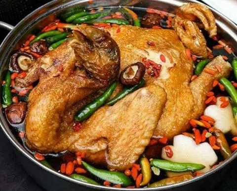 Hình ảnh Lẩu gà tre tiềm ớt hiểm (nguyên con)