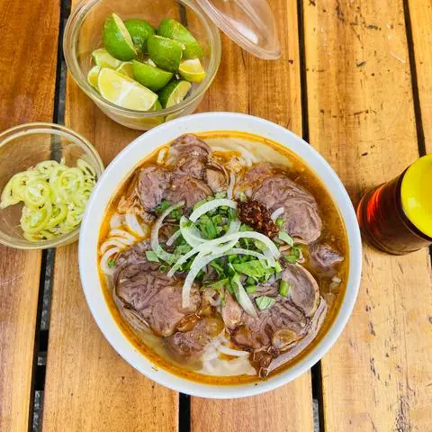 Hình ảnh Bún Bò Bắp Hoa + Dụng Cụ Ăn Uống