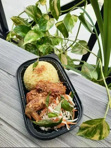 Hình ảnh Cơm nấu Hải Nam - cánh chiên tỏi