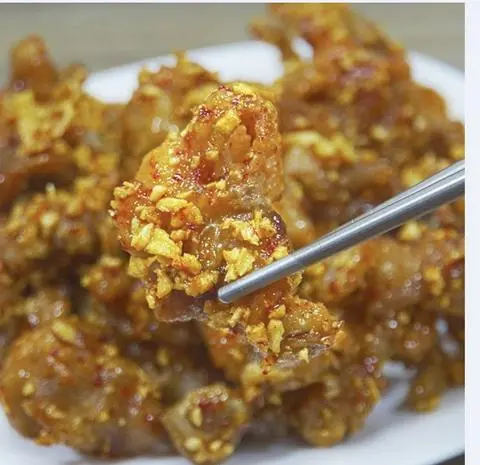 Hình ảnh Chân gà rút xương chiên mắm tỏi