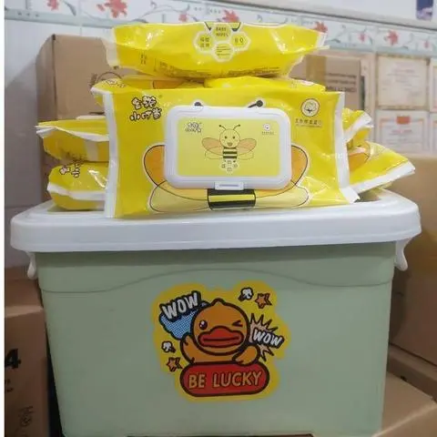 Hình ảnh Hộp khăn ướt loại lớn cho bé hoặc người già (tặng kèm khi mua đơn hàng trên 101k)