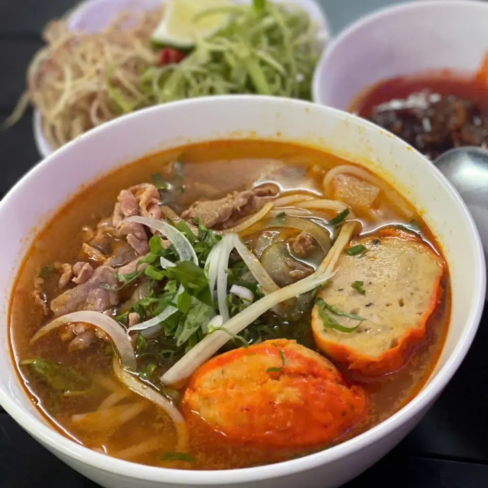 Hình ảnh Bún Bò Huế Giò Heo+ Chả Cua 