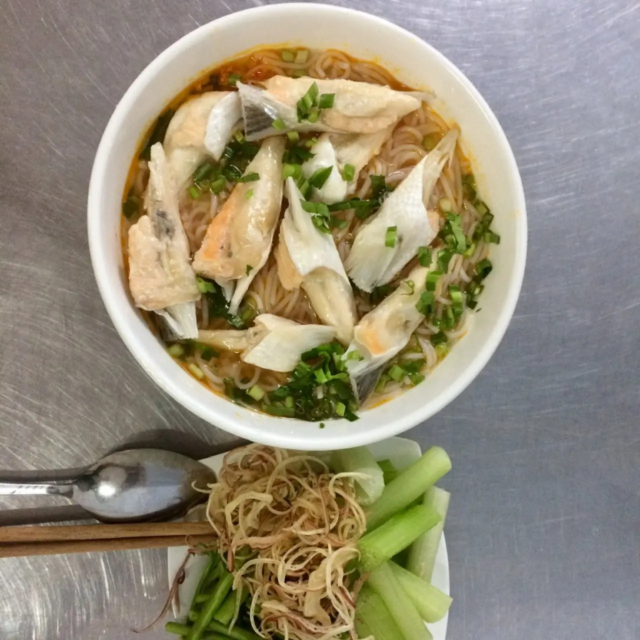 Hình ảnh Bún Thái vây cá hồi