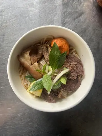 Hình ảnh Bún bò nạm giò chả