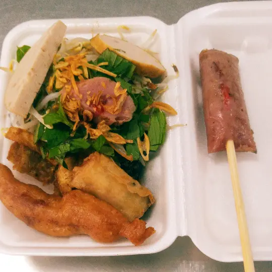 Hình ảnh Combo bánh ướt full topping - nem - khăn lạnh