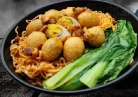 Hình ảnh Mì trộn trứng cút lắc mắm tỏi