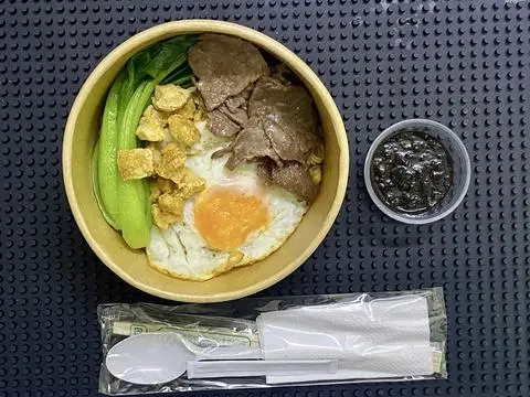 Hình ảnh Mì trộn trứng thịt bò sốt xì dầu