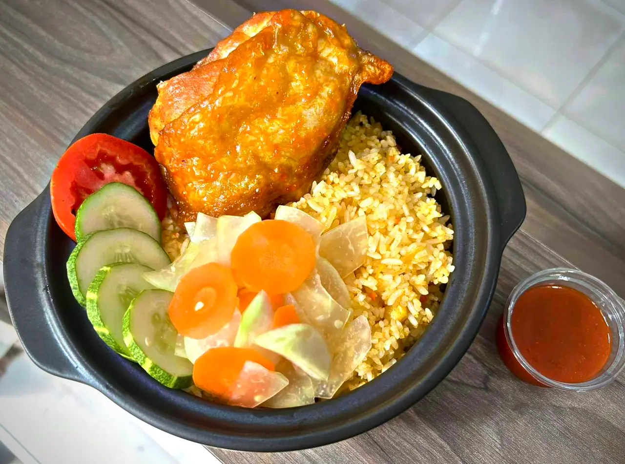Hình ảnh Cơm Rang Má Gà Sốt Mắm Tỏi