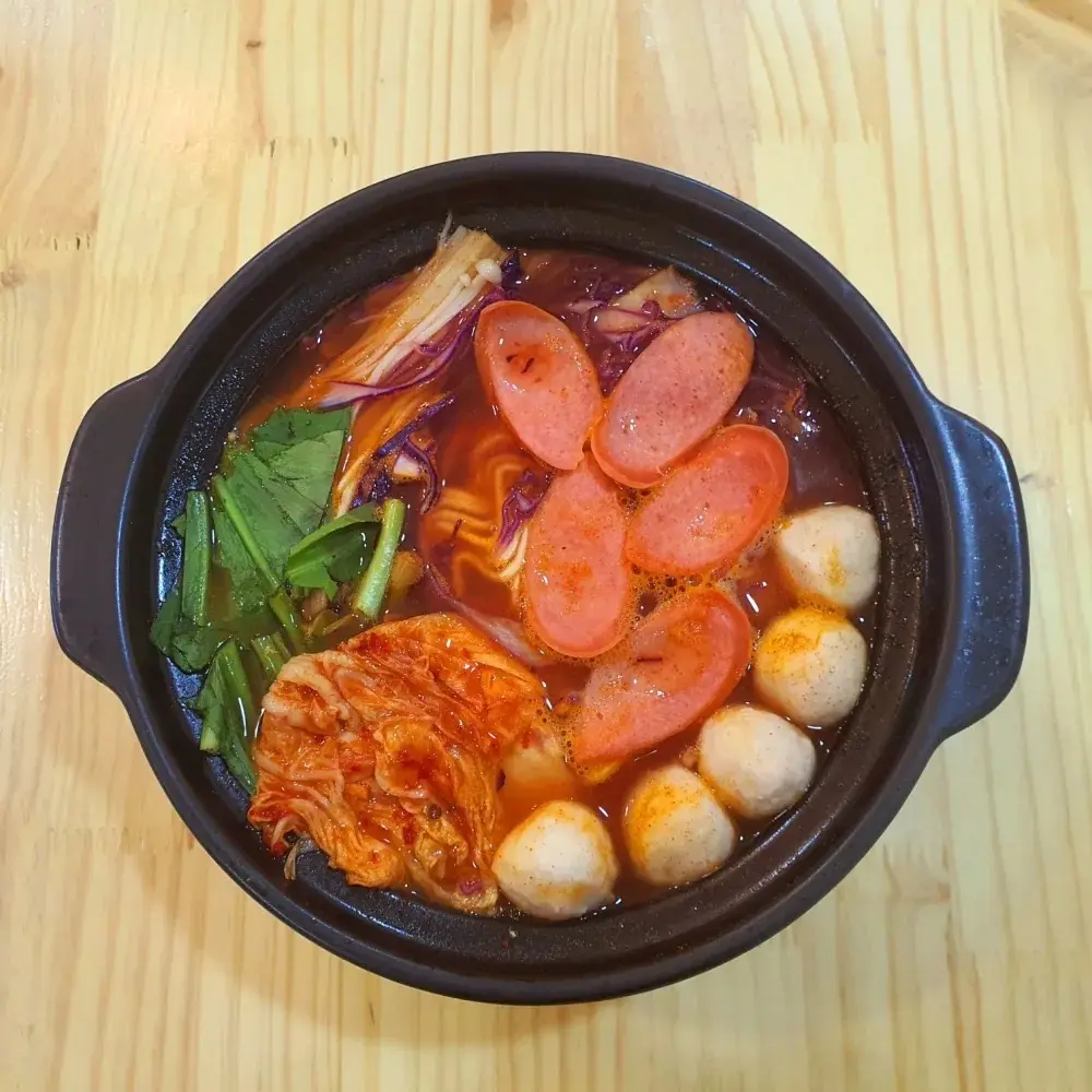 Hình ảnh Mì Cay Xúc Xích + Cá Viên