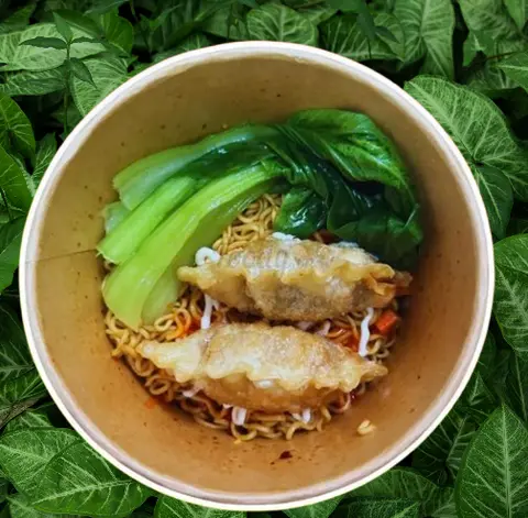 Hình ảnh Mì trộn tương đen bánh mandu