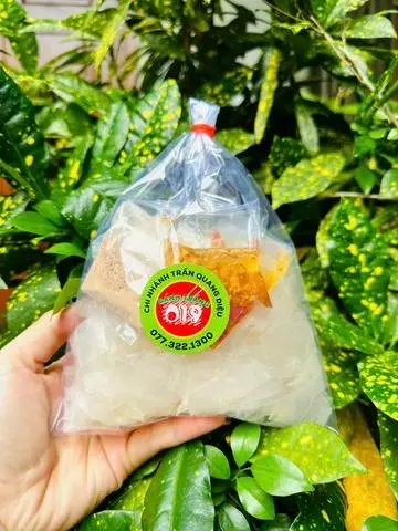 Hình ảnh bánh tráng muối nhuyễn dầu tỏi sate ( ko trộn )