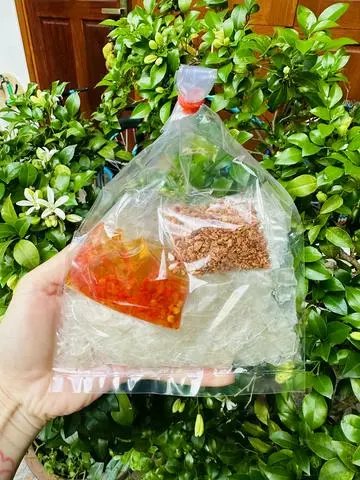 Hình ảnh Bánh tráng dẻo tôm sate