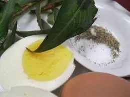 Hình ảnh trứng luộc rau râm muối tiêu