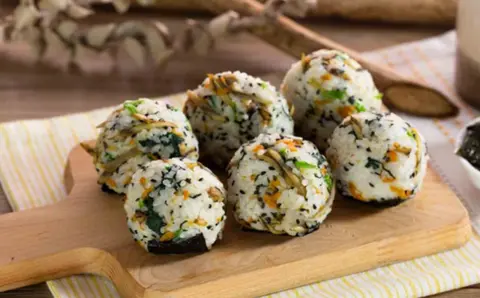 Hình ảnh Cơm nắm chả cá cay