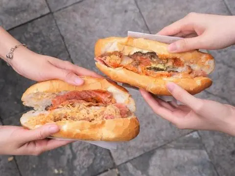 Hình ảnh Bánh mì pate - xúc xích