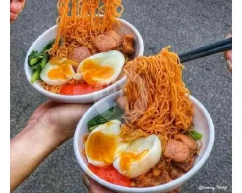 Hình ảnh Mì trộn trứng ốp la - bò viên