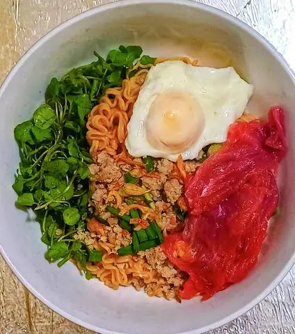 Hình ảnh Mì gói : bò tái + trứng chần + thịt bằm