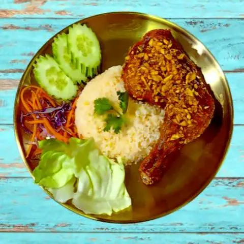 Hình ảnh Cơm Đùi Gà Da Rất Giòn Sốt Nước Mắm Tỏi Lớn