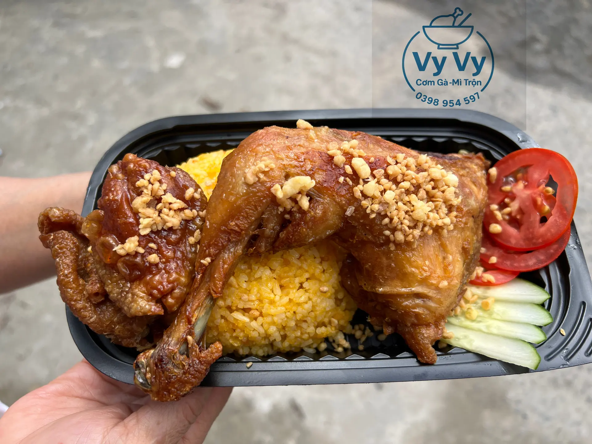 Hình ảnh Cơm gà chiên mắm tỏi góc tư