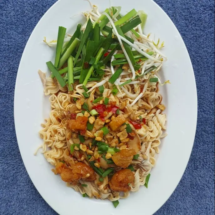 Hình ảnh Mì gói gà xé sốt sate cay