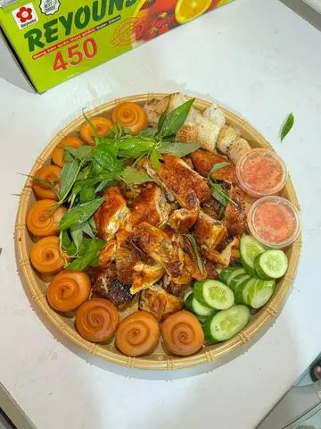 Hình ảnh Combo gà nướng nguyên con - 10 bánh bao