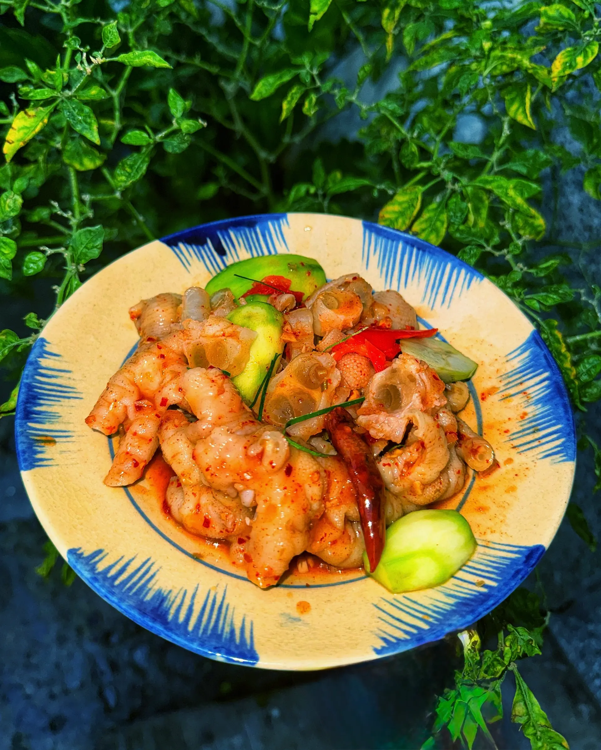 Hình ảnh Chân Gà Rút Xương mix Gân Bò Sốt Thái