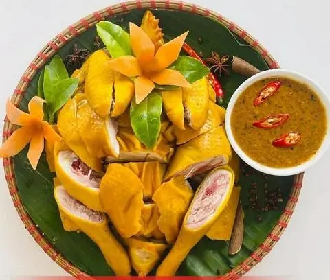Hình ảnh Gà ủ muối nguyên con - bỏ đầu bỏ chân