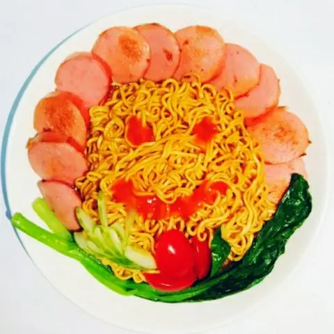 Hình ảnh Mì xào xúc xích