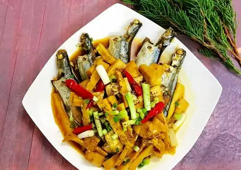 Hình ảnh cơm cá kho măng