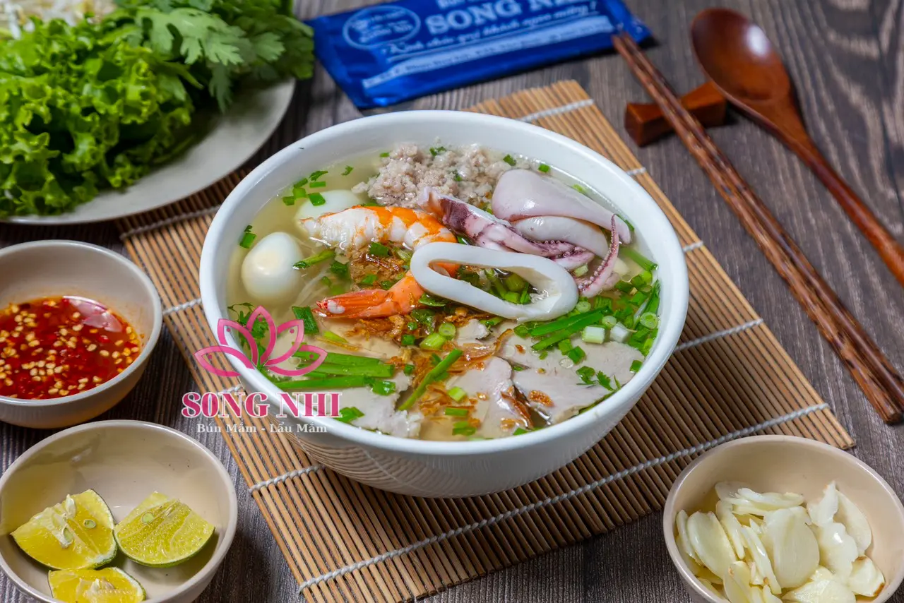 Hình ảnh Hủ tiếu mực (Đã có dụng cụ ăn )