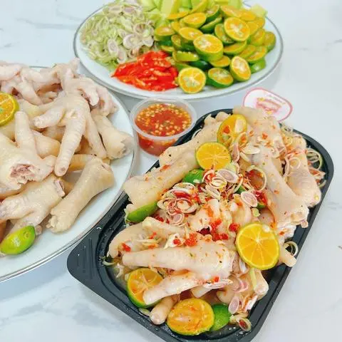 Hình ảnh Chân Gà Sả Tắc Có Xương Kèm Xoài  Hộp Nhỏ
