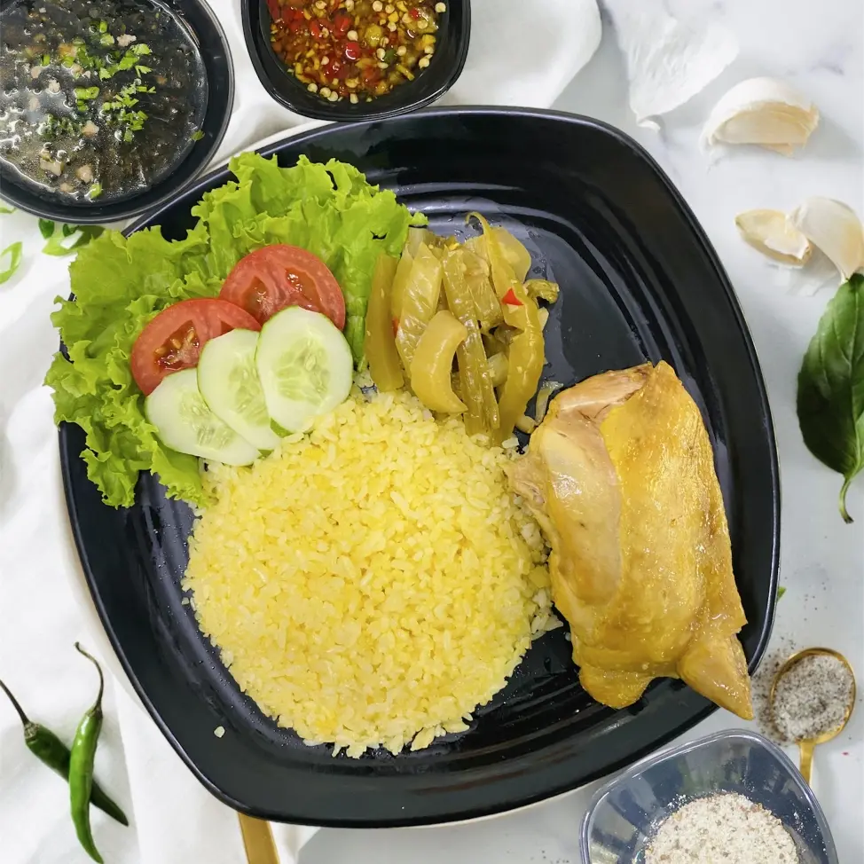 Hình ảnh Cơm Má Đùi Gà Luộc Mắm Gừng