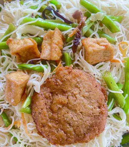 Hình ảnh bún xào + thịt nướng chay