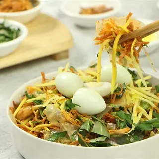 Hình ảnh Bánh tráng trộn khô gà, khô mực, trứng cút