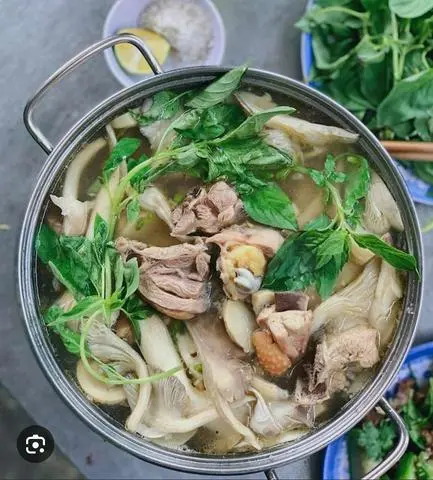 Hình ảnh Lẩu Gà Lá É Lớn(3-4 người ăn)