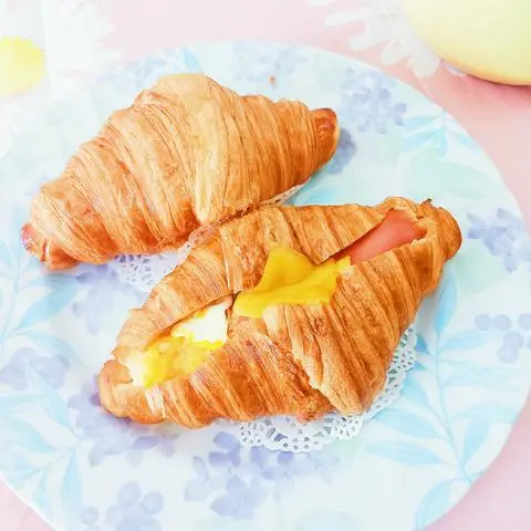Hình ảnh Combo 1 bánh xúc xích 1 bánh cơ bản và 1 nước