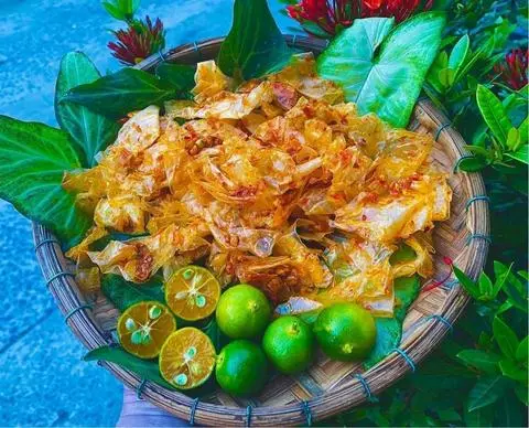 Hình ảnh Bánh tráng tỏi ớt bóp nát trứng