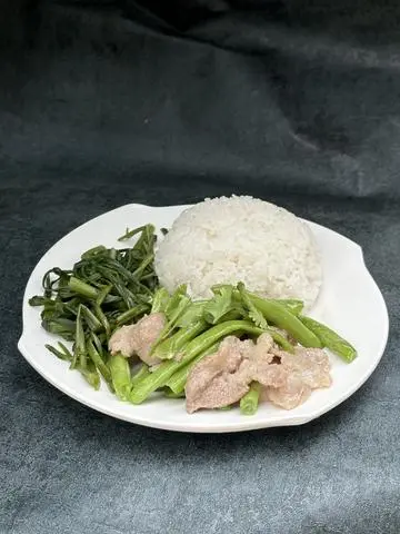 Hình ảnh Cơm đậu que xào thịt heo