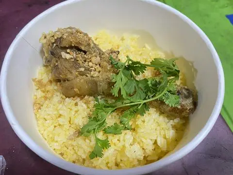 Hình ảnh Cơm Đùi Gà Tắm Mắm Tỏi 