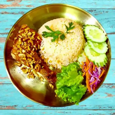 Hình ảnh Cơm Gà Da Giòn Sốt Mắm Tỏi - Nhỏ