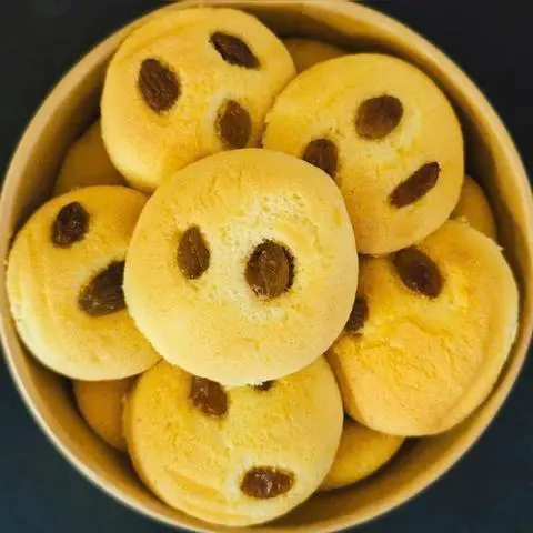 Hình ảnh Bông Lan rắc Nho khô (12 viên, 150gr)