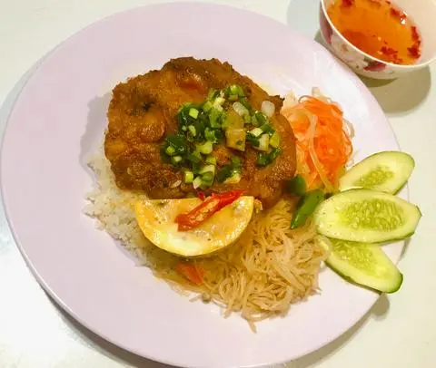 Hình ảnh Cơm Sườn chả + Lạp xưởng 