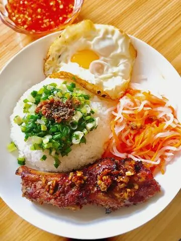 Hình ảnh Cơm sườn cây ốp la