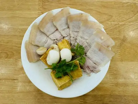 Hình ảnh Cơm thịt luộc, cà pháo, mắm tôm