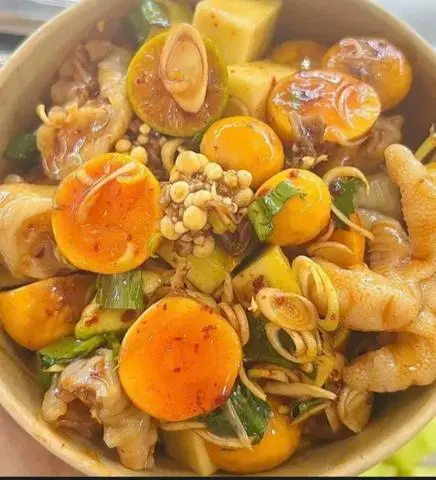 Hình ảnh Chân gà rút xương trứng non sốt thái(phần nhỏ)