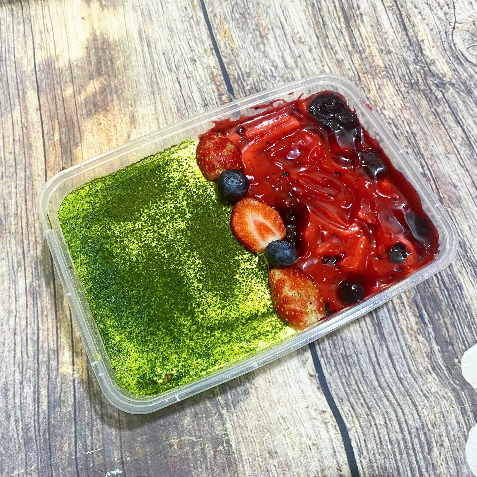Hình ảnh Tiramisu vị trà xanh mix việt quất