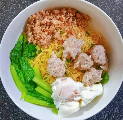 Hình ảnh Mì ( 2 văt),5v bò viên,trứng chần thịt bằm hành, hẹ,hành phi, tiêu