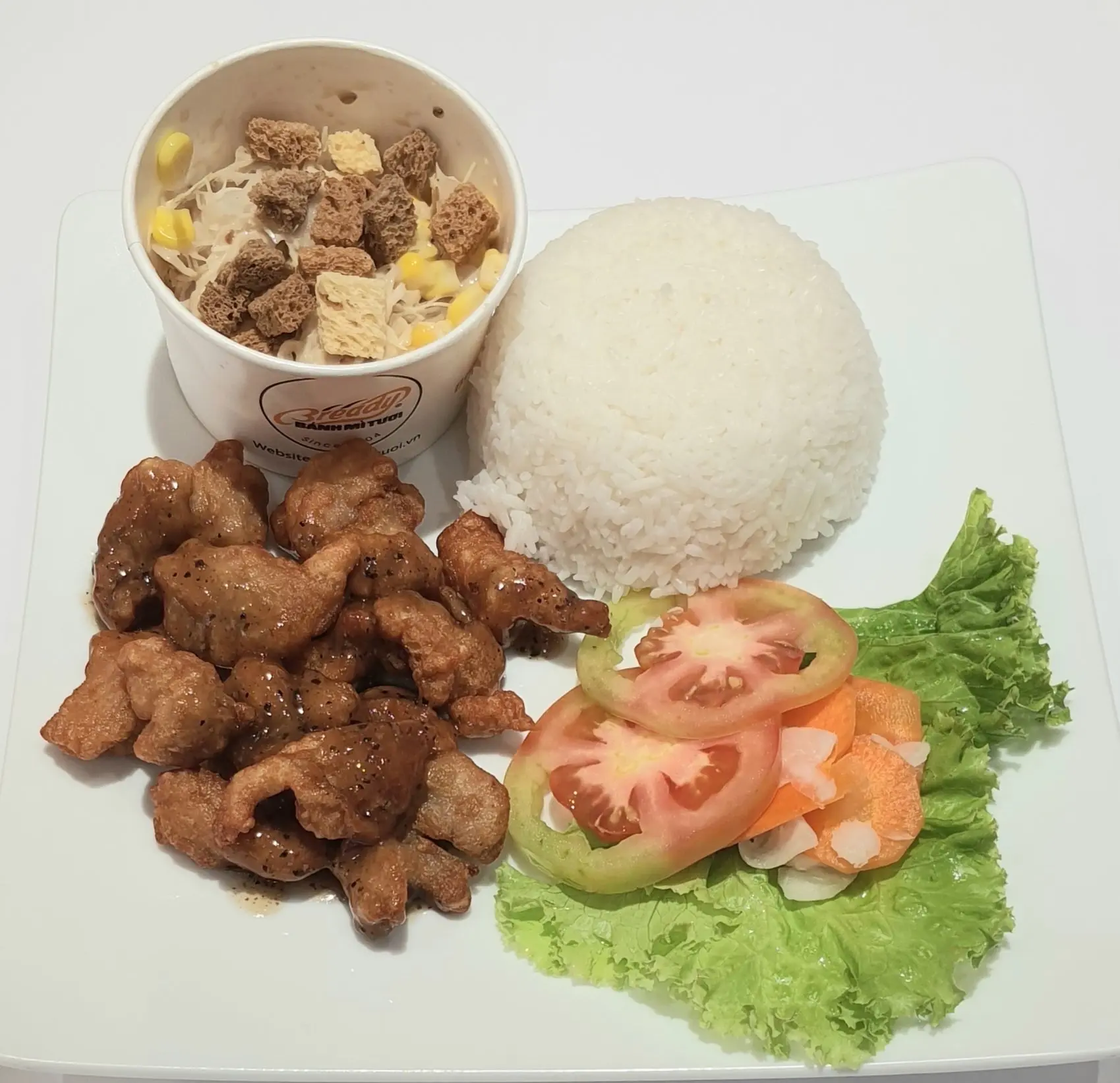 Hình ảnh Cơm Snack gà Sốt tiêu Salad