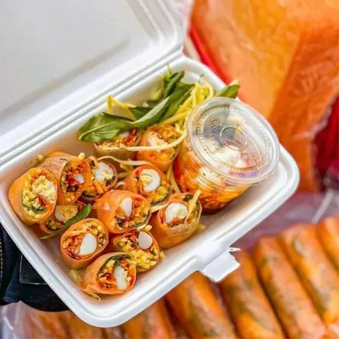 Hình ảnh Bánh tráng cuộn sốt bò cay