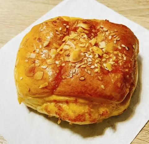 Hình ảnh Bánh mì cuộn dừa
